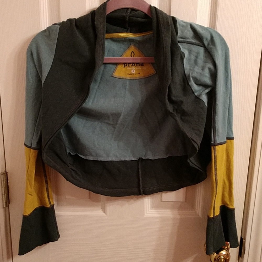 Prana shrug